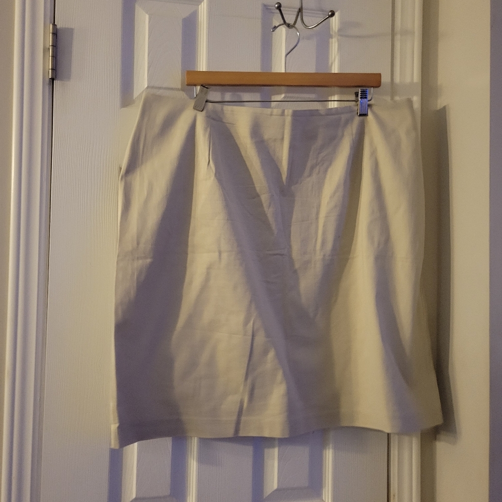 22w Jaclyn Smith tan skirt